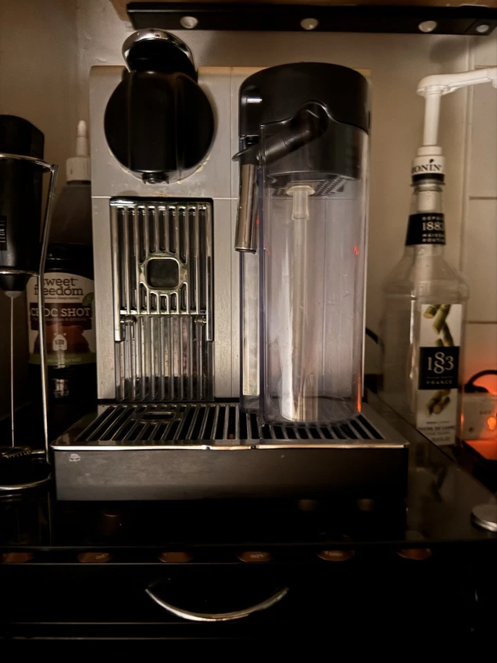 Nespresso Lattissima Touch Capsule Coffee Machine w/ Milk Frother 19 Bar, photo 2 of 5