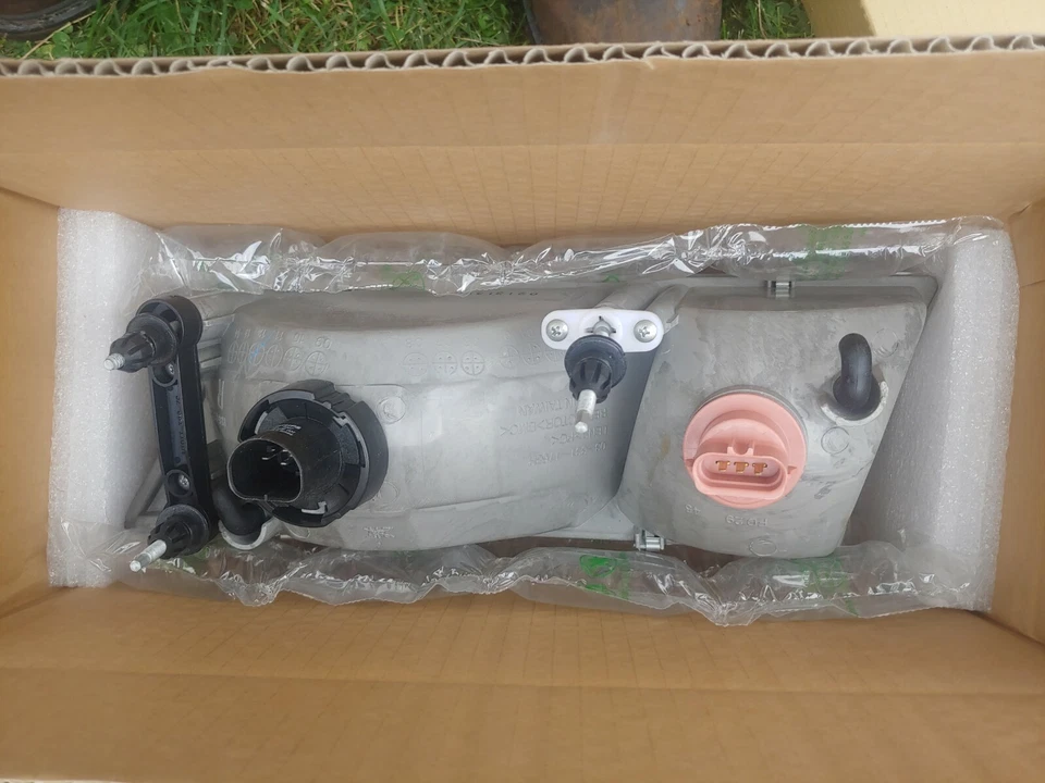 2001 Mercury Grand Marquis Headlamp Assembly Right - Image 2 of 2