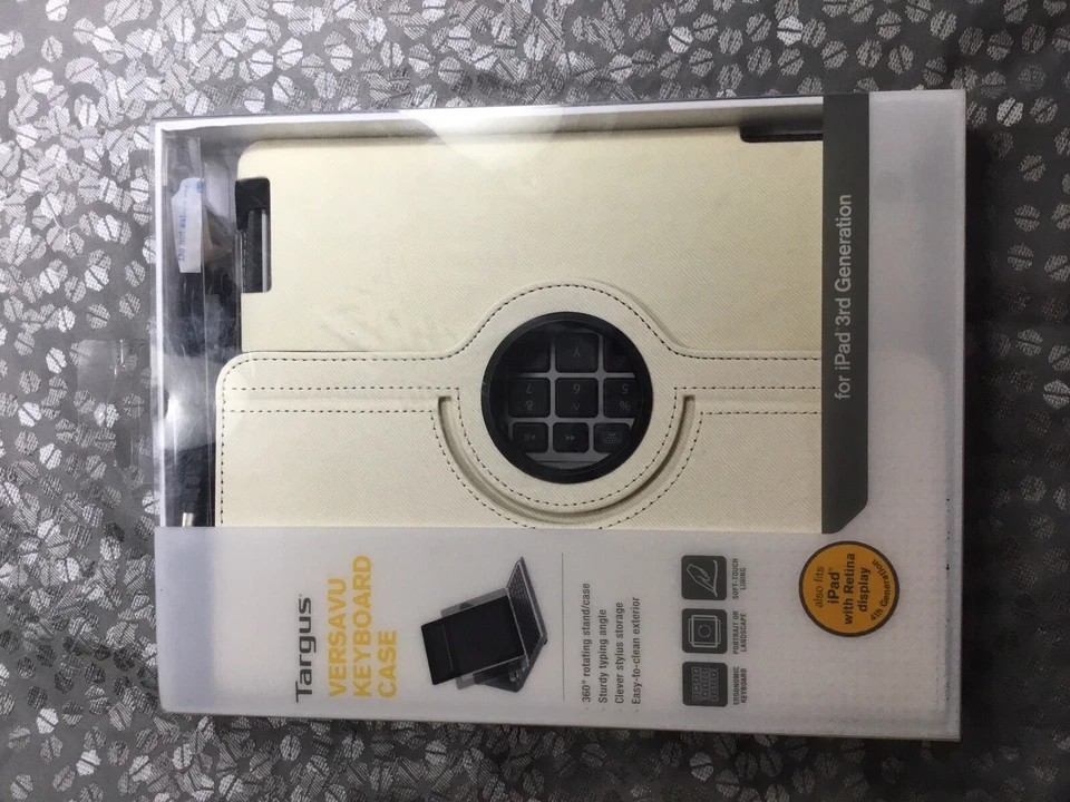 Contenido de la funda del teclado Targus teclado y funda Versace, cable de carga mini USB.  Foto 3 de 4