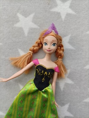 Disney Prinzessinnen Y9963 Puppe Anna verzaubertes grünes Kleid mit Krone schwarze Stiefel