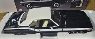 ACME 社　1/18 1972 プリマス・クーダ 340 1972 Plymouth Cuda 340 Black Diecast Model Car | Acme