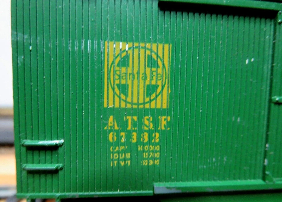 AHM / Roco 5298 HO Scale 40' Double Door Boxcar Wood Sheathed "Santa Fe" - Image 4 of 4