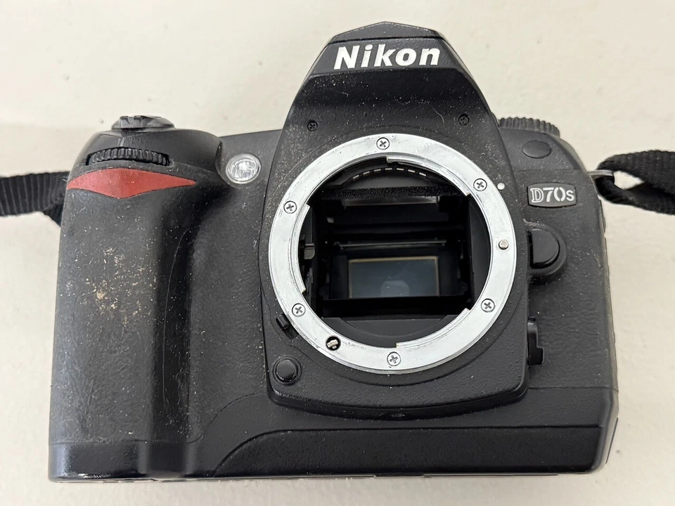 Nikon D70s Digital SLR Camera 6.1MP Body Only Photography DSLR - Image 2 of 4