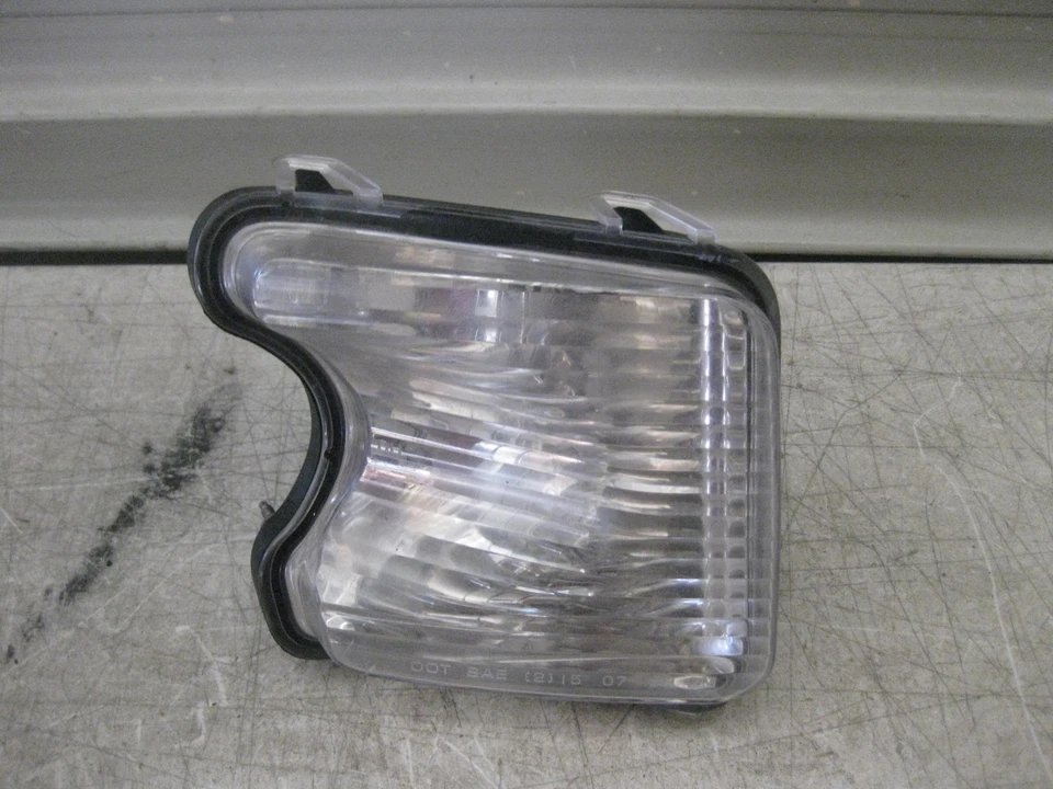2007-2009 SATURN OUTLOOOK  OEM  PASSENGER RIGHT  TURN SIGNAL LAMP FACTORY   - Image 2 of 4