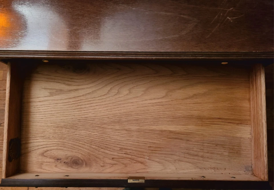 Baú de bacharel vintage Henkel Harris Virginia Galleries quatro gavetas mogno - Imagem 4 de 4