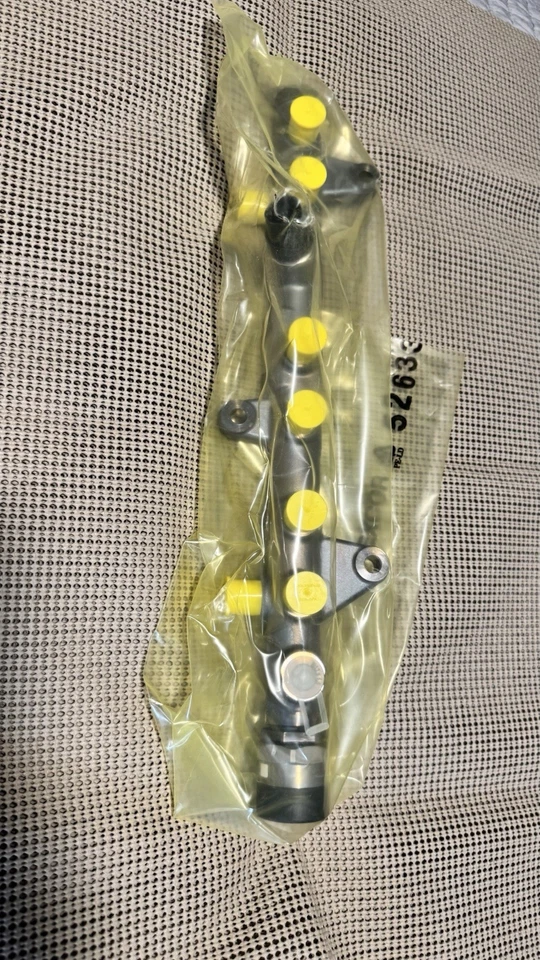 68447760AA NUEVO RIEL DE COMBUSTIBLE MOPAR 2019-2020 RAM 2500 / 3500 5348915 0445226167 Foto 2 de 4