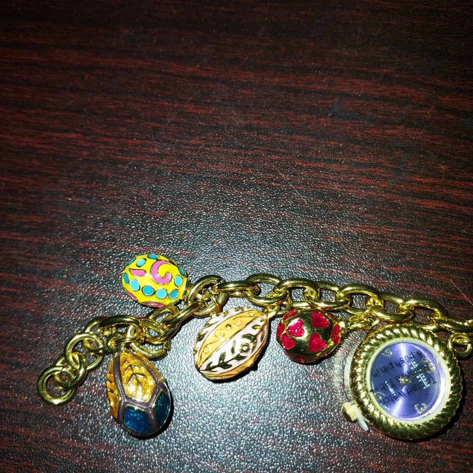 Joan Rivers Clásicos Reloj Tono Dorado y Dije Pulsera Esmaltada 8 Huevos De Colección Foto 3 de 4