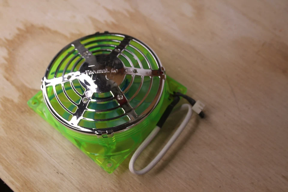 Estuche para computadora Thermaltake TT9038T doble hoja/ventilador HS marco plateado 90X38MM Foto 3 de 4