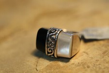  VINTAGE STERLING SILVER BLACK ONYX AND MOTHER OF PEARL RING SIZE 5.5