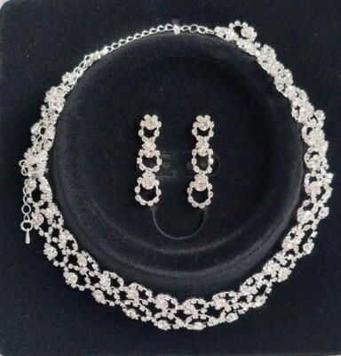 Modeschmuck versilbert mit weiß glitzernden Strass schick und edel.