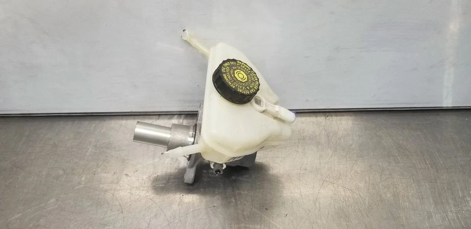 19 MERCEDES BENZ AMG C63 W205 4.0L BRAKE MASTER CYLINDER — 第 2/4 张图片