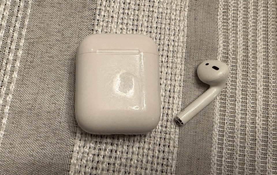 Apple AirPods 1st Gen Wireless Bluetooth Single Earbud w/ Charging Case ...