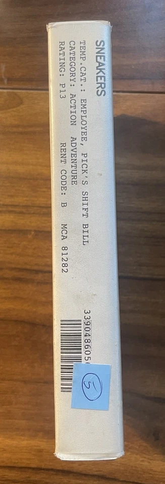 Vintage Blockbuster Video Hardshell Case and Sticker Sneakers VHS Tape Cult OOP Foto 2 de 4