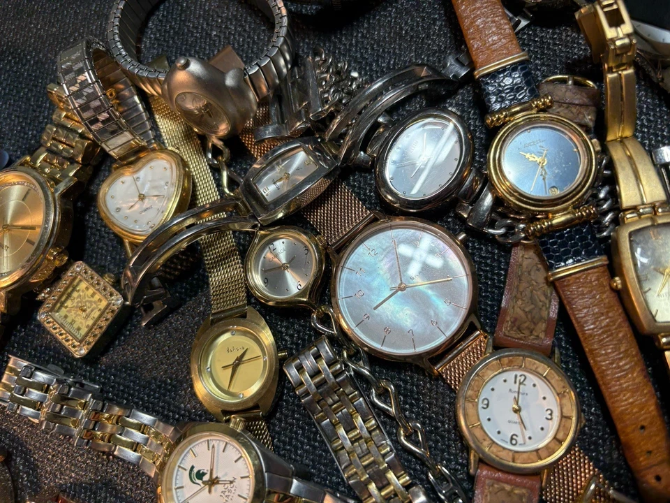 Lote de (25) relojes para mujer sin probar, Fossil, Skagen, Anne Klein, Dakota, Ellen Tracy Foto 2 de 4