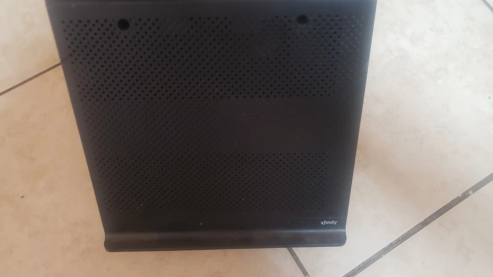 Xfinity Cisco DPC3941T XB3 Dual Band WiFi High-Speed Modem & Router - Image 3 of 4