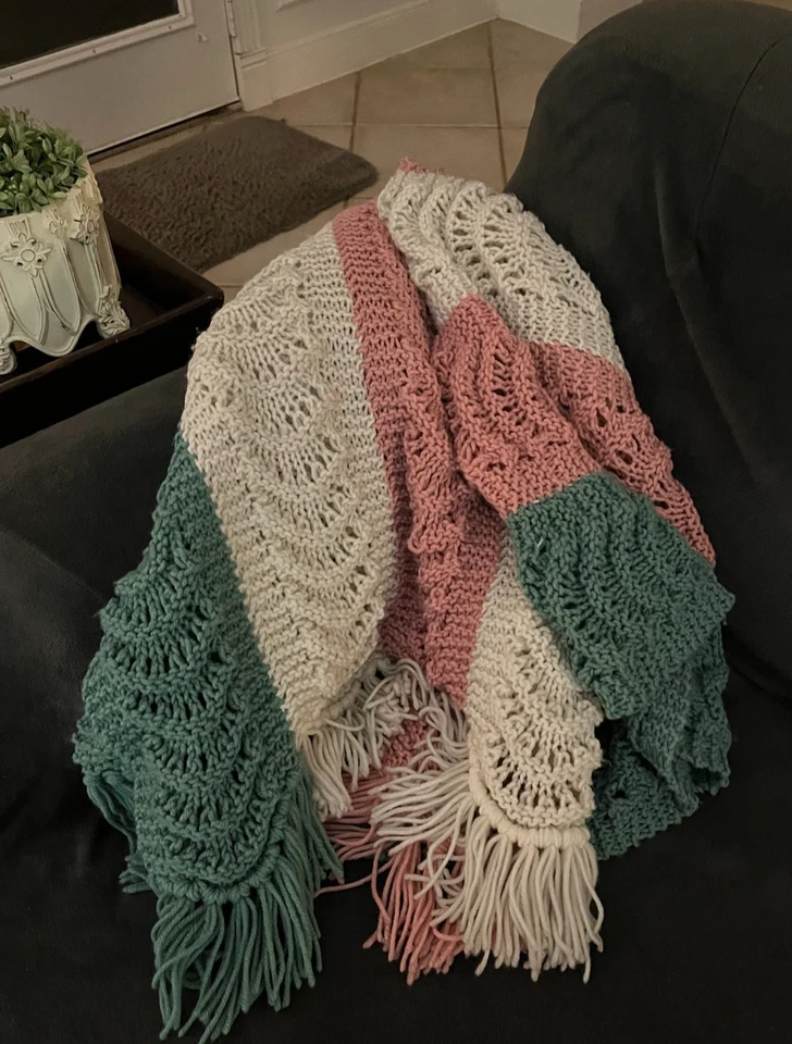 Antigo Crochê Afegão Lap Throw Rosa Marfim Sálvia 37" X 50" com Franja de Fio cada Extremidade - Imagem 3 de 4