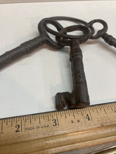 Three Cast Iron Keys& Ring - Picture 3 of 5