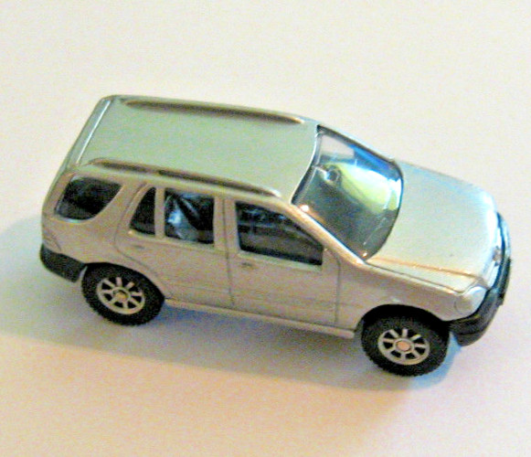 Maisto Mercedes-Benz ML320 Die Cast Metal SUV 1/64, Silver Special Edition Truck