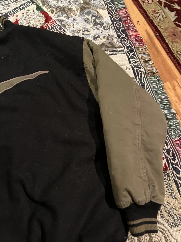 Chaqueta Universitaria Nike Swoosh Bomber Vintage Años 90 Talla XL Negra y Tostada Foto 3 de 4
