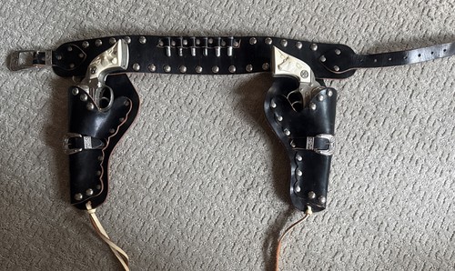 RUSSELL COWBOY HOLSTER SET IN ORIGINAL BOX PLUS 2 WESTERN TOY CAP GUNS STEER