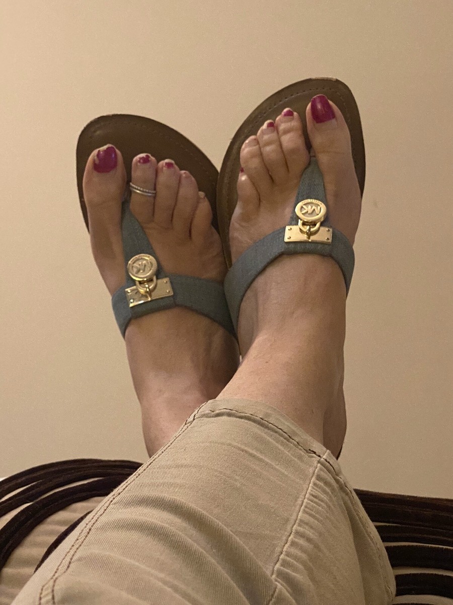 EUC Michael Kors Hamilton denim thong sandals MK logo gold charm