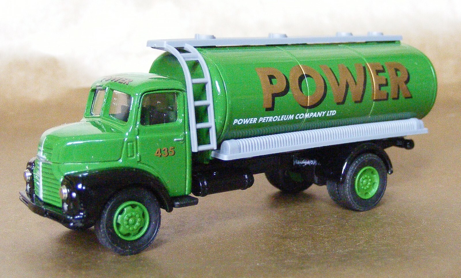 LLEDO VANGUARDS 1:64 SCALE VA20000 LEYLAND COMET TANKER LORRY POWER PETROL BOXED