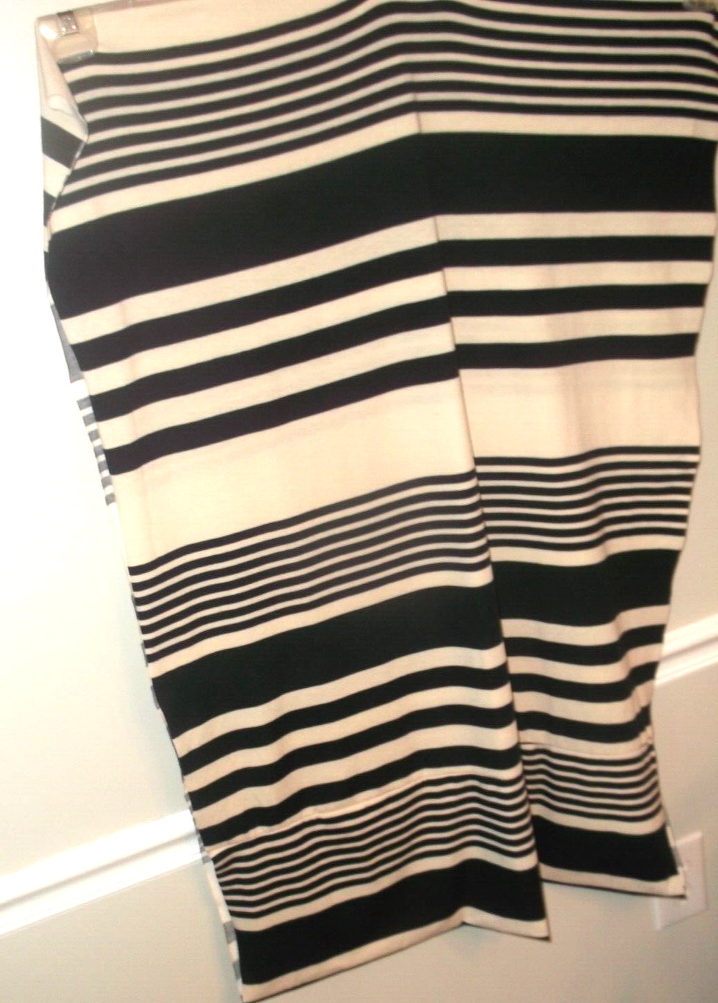 Rue 21 Black Cream Striped Poly Spandex Infinity Scarf 41x27 EUC Soft Stretchy Fashion