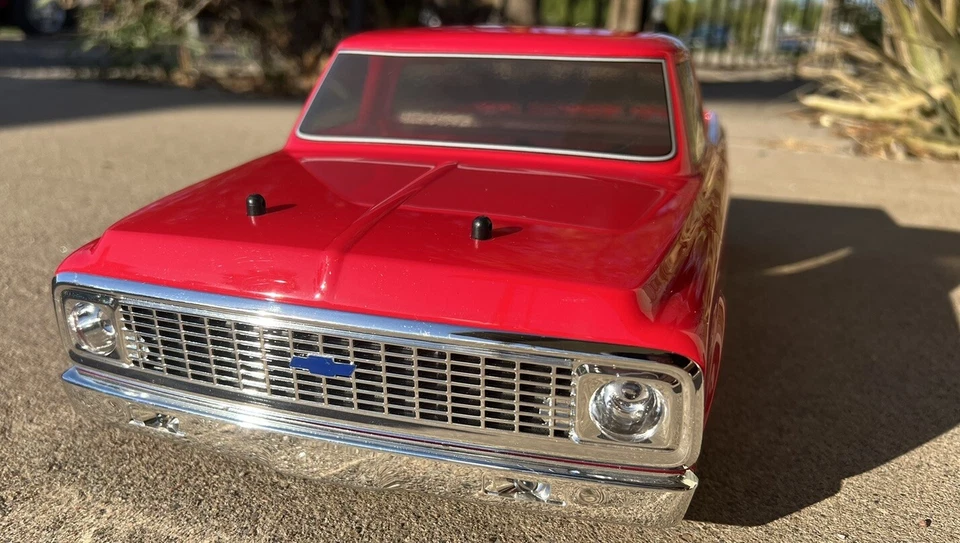 Vaterra RC #VTR03100T2 1972 Chevy C10 Red Pickup Truck  Driven Once - Image 4 of 4