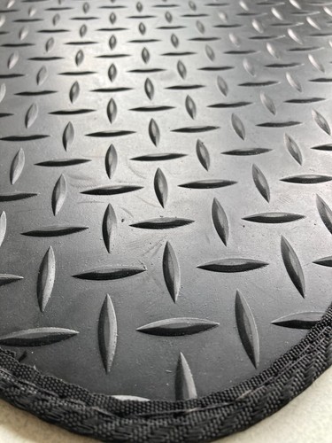 Fits Audi A3 2016-2020 Fully Tailored Deluxe Rubber Car Mats in Black 8 Fixings - Picture 4 of 12
