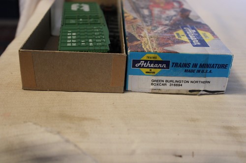 Athearn escala HO, coche de caja de 50', Burlington Northern, verde, #316694 construido | Zustand: Used