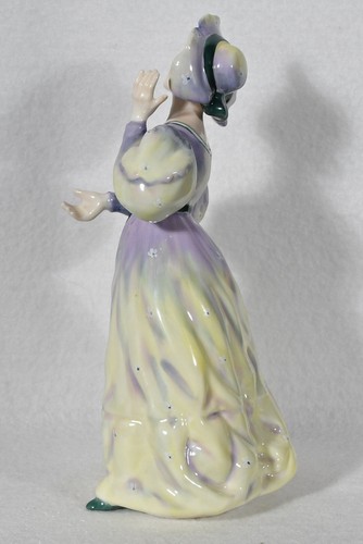 Royal Doulton Figurine Grand Manner HN 2723 (7 3/4" Tall) - Picture 2 of 6