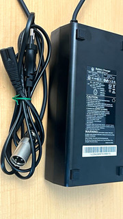 Lithium Akku Ladegerät / Netzteil für Elektrorollstuhl – mit integriertem Lüfter