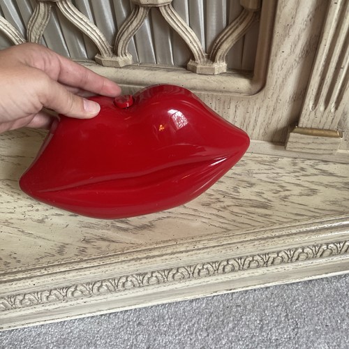 Red Clutch/Crossbody Hot LIPS Women’s Bag Chain Strap/ Fun Novelty Lips Purse - Picture 3 of 7