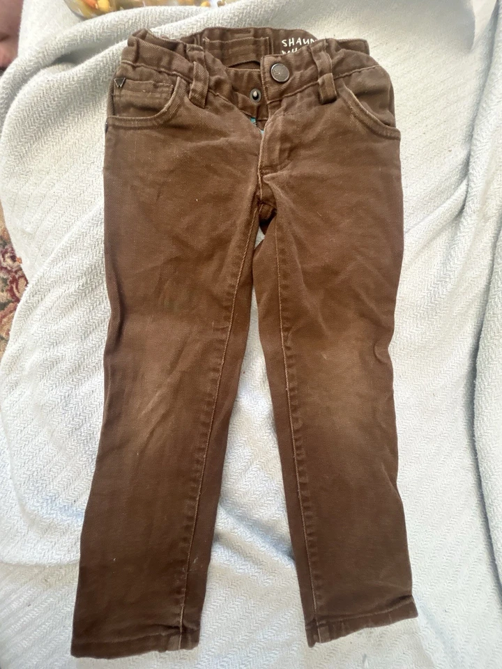 Pantalones de mezclilla ajustados Shaun blancos marrones para niños talla 4, con cintura ajustable - ligeramente usados Foto 2 de 4