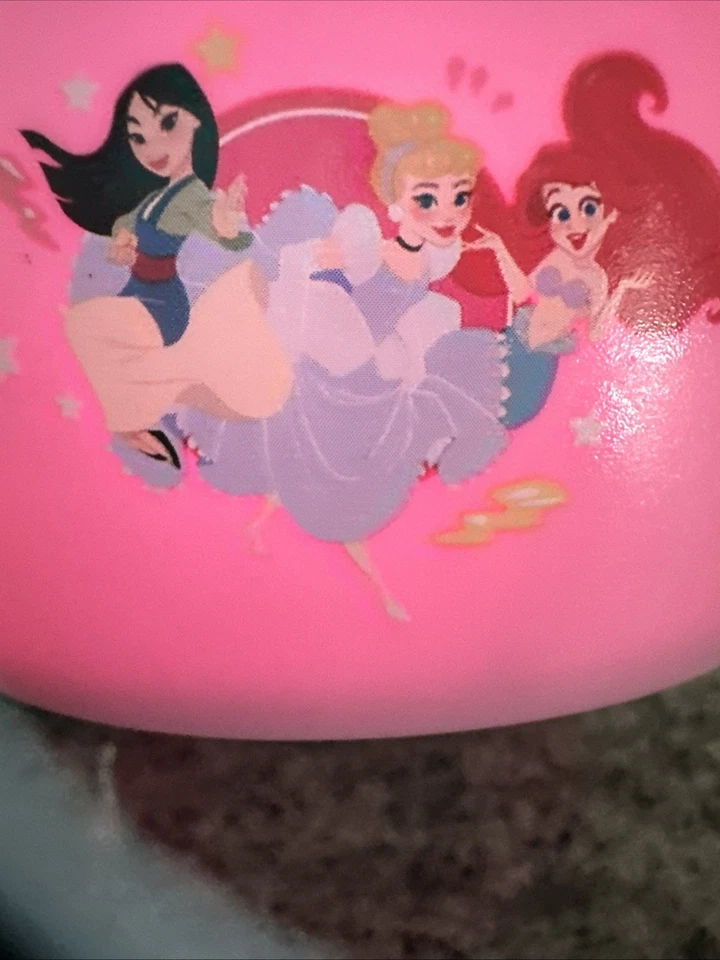 Luz nocturna de princesa Disney refleja imágenes en el techo Foto 2 de 4