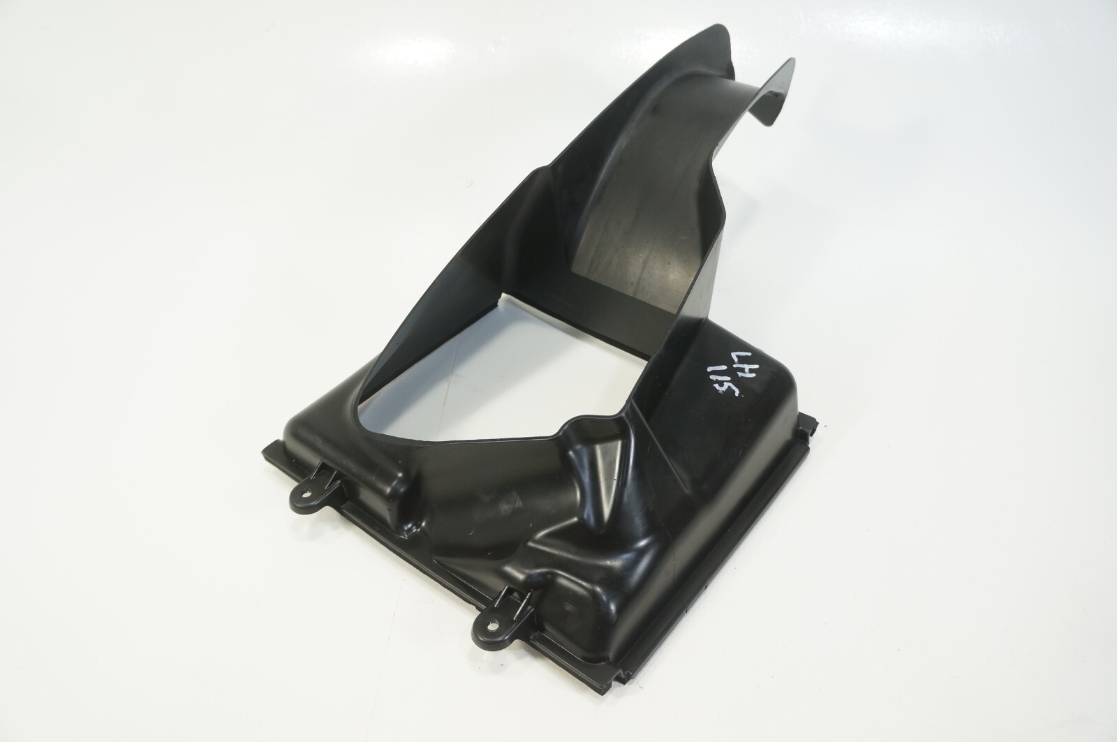 2014-2017 maserati ghibli front left intercooler duct shroud 670004140 OEM