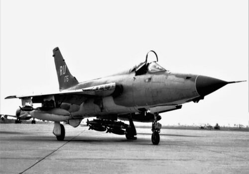 PHOTO 10 x 8"   REPUBLIC F-105 THUNDERCHIEF-01 - Picture 1 of 1