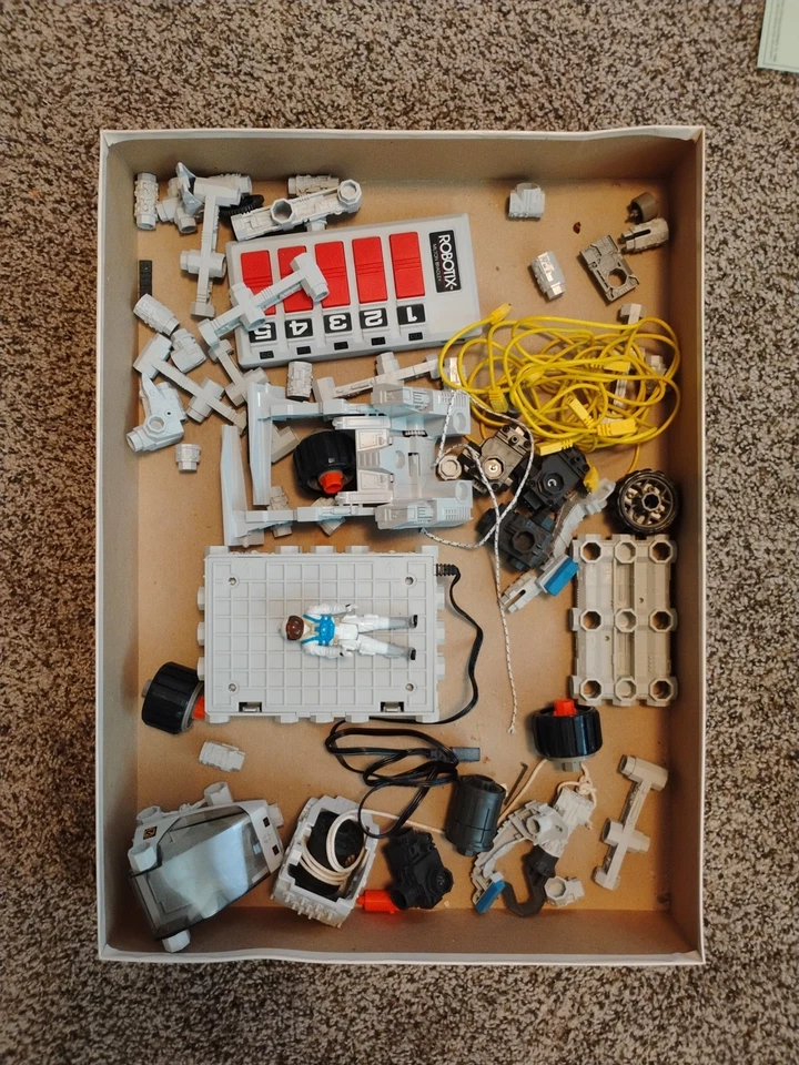 Milton Bradley Robotix R-2000 Series Set, Vintage 1984 Motorized - Image 2 of 3