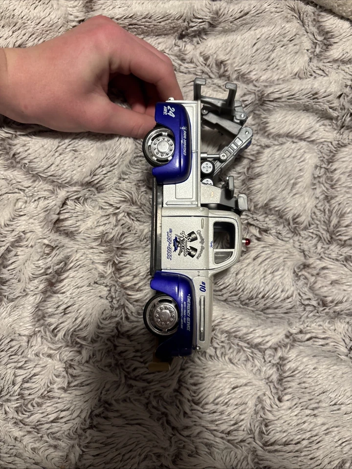 Maisto All Stars 1:25 Scale Diecast Tow Truck - Image 2 of 3