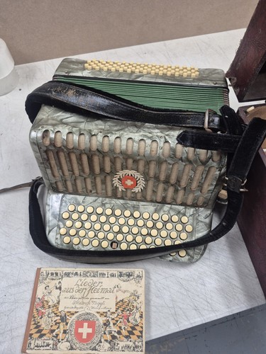 Vintage Swiss / european Bakelite Accordian W Music Books Nice Case !!! - Picture 16 of 17