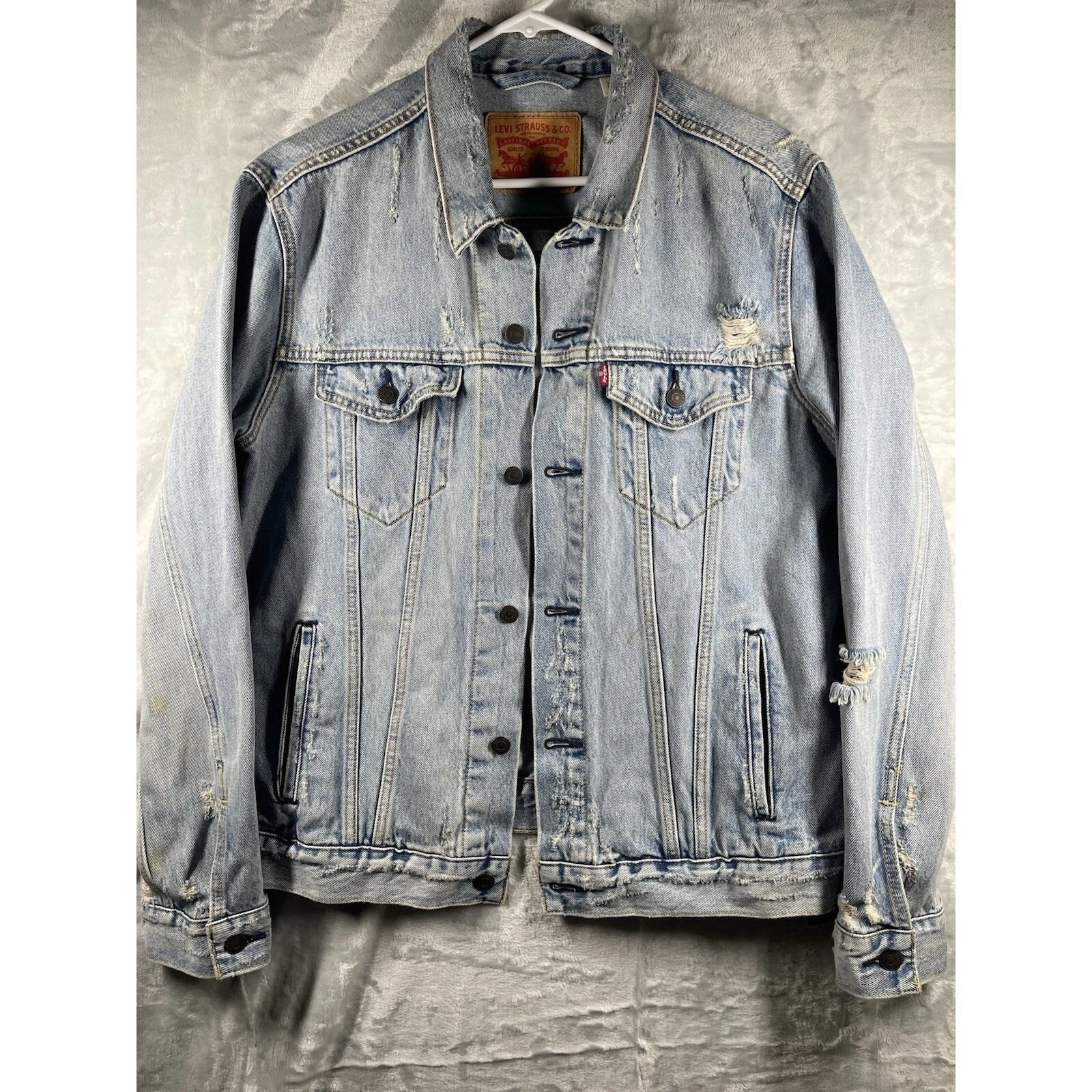 Levi's Distressed Rip Faded Blue Trucker Denim Jacket Mens Sz Large 2019 Red Tag