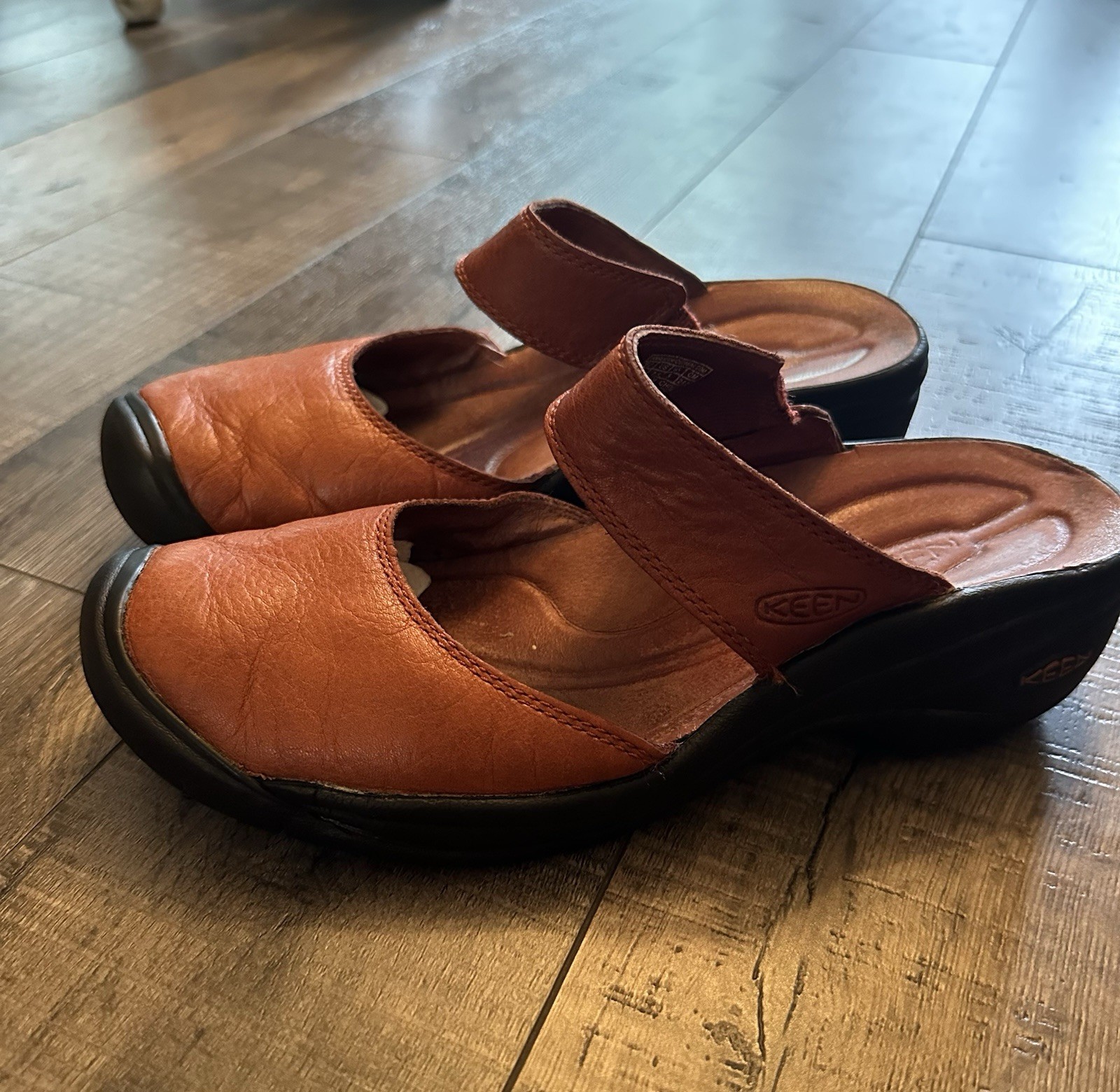 Scarpa da lavoro casual Keen donna Saratoga Mule taglia 7 5 pelle marrone zoccoli slip on