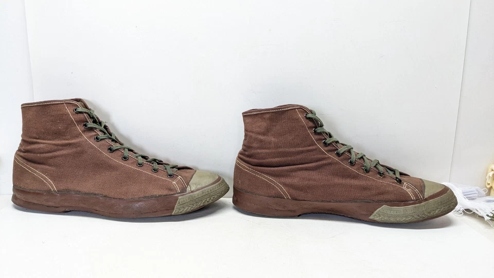 Tenis deportivos militares de lona marrón vintage de los años 40 talla 10 Segunda Guerra Mundial Foto 4 de 4