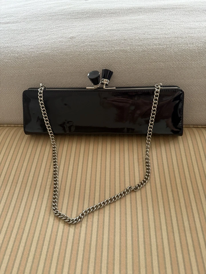 Bolso sin asas/cartera/bolso de mano Sondra Roberts de charol negro Foto 2 de 4