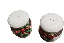 Home Trends  Christmas Red Bows on pine Wreath Ceramic Salt & Pepper Shaker Set