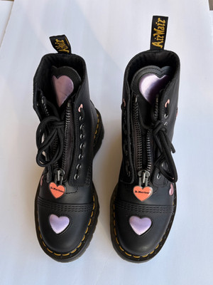 Dr. Martens Sinclair HEARTS  PLATFORM Leather  Front Zip Wmn's SizE 7  NEW!!