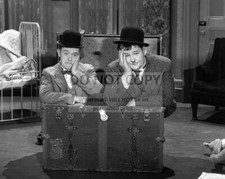 STAN LAUREL AND OLIVER HARDY - 8X10 PUBLICITY PHOTO (SP546)