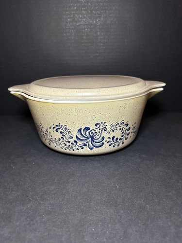 Vintage PYREX HOMESTEAD 2 1/2 Qt. Bowl #475B w Lid Beige with Blue flower’s