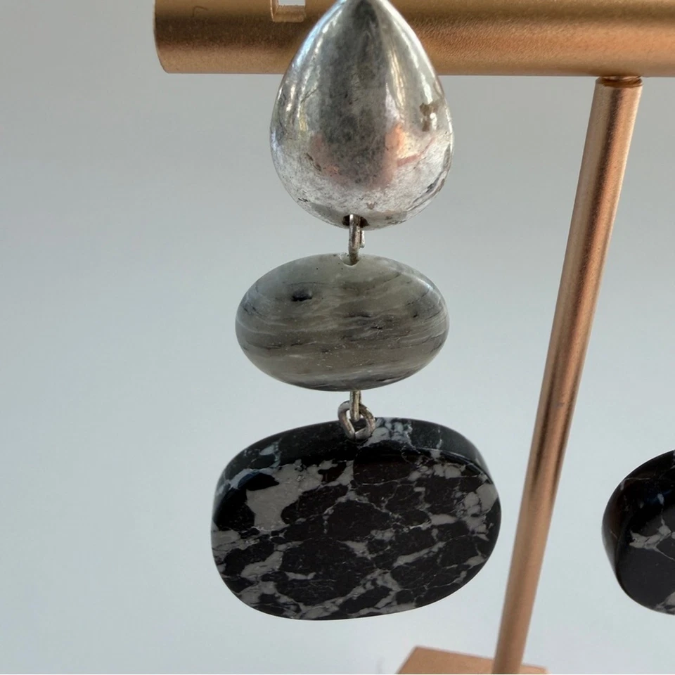 Pendientes colgantes de plata y negro con guijarro abstracto geométrico declaración artística Foto 2 de 4