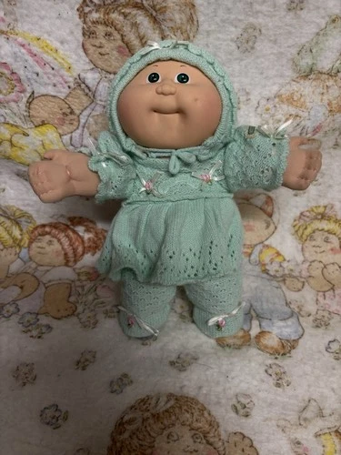 Cabbagepatch Kids Vintage Bean Bottom Baby  In Complete Outfit very clean